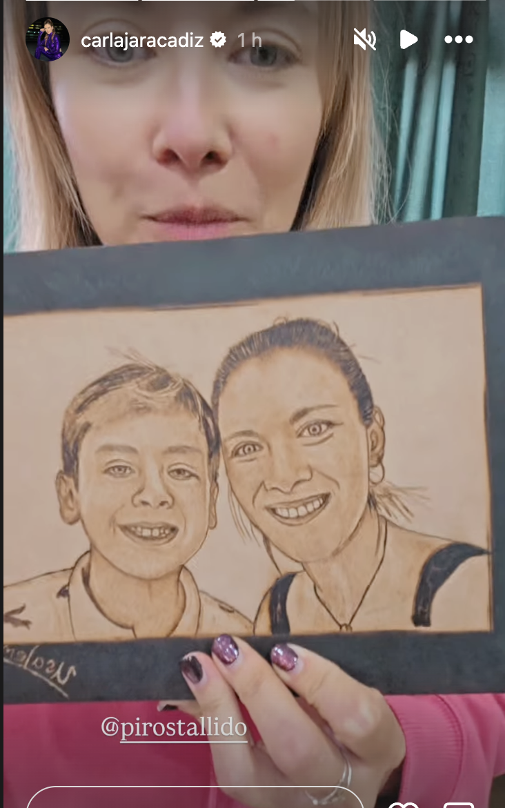 Carla Jara se emocionó como vocal de mesa tras recibir especial regalo: “Tremenda... se pasó”