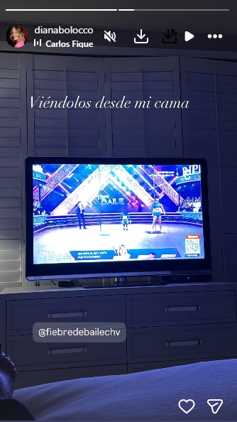 Diana Bolocco viendo Fiebre de Baile en su casa