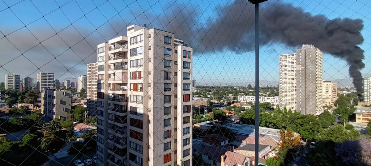 Incendio afecta local de neumáticos en San Miguel: reportan gigantesca columna de humo tóxico