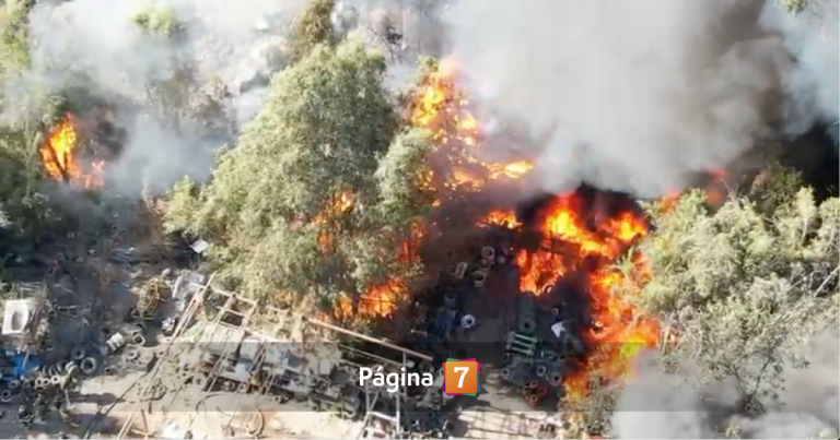 Decretan alerta amarilla en La Florida: incendio deja 2 bomberos lesionados