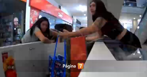 Incendio en alrededores de Mall Plaza Norte: sorprenden a mujeres robando en medio de evacuación