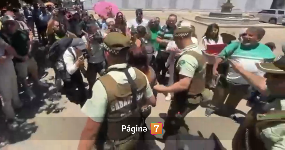 Joven fue detenida afuera de La Moneda por incidentes en medio de reunión entre Gabriel Boric y Kast