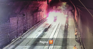 Choque frontal en Túnel Chacabuco: un auto se incendió tras violento impacto
