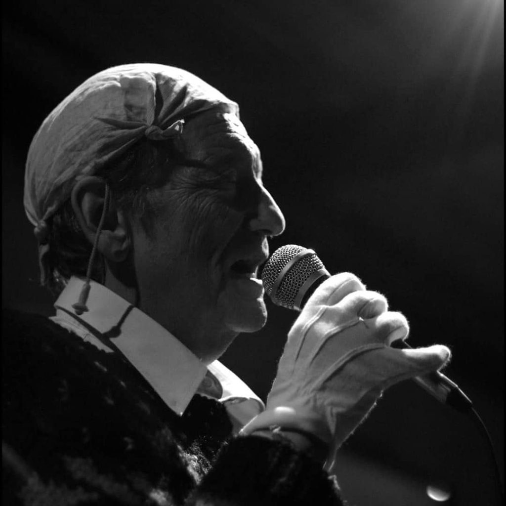 Muere Álvaro Peña, el “primer punk” de Chile, a los 82 años: esta es su historia