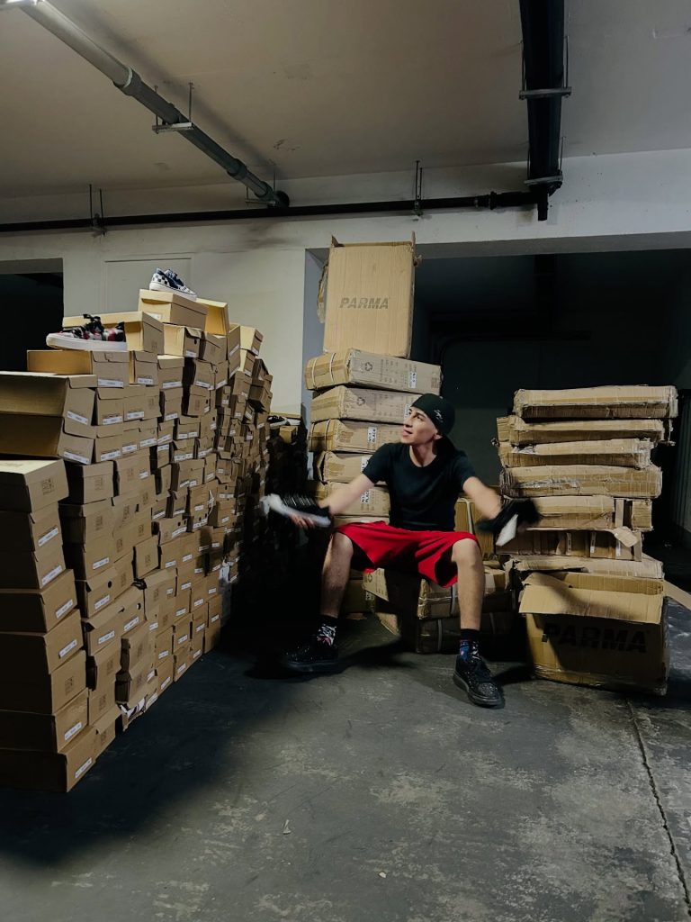 Artista urbano denuncia robo de camión con zapatillas para damnificados: "Arrancó con las cosas”