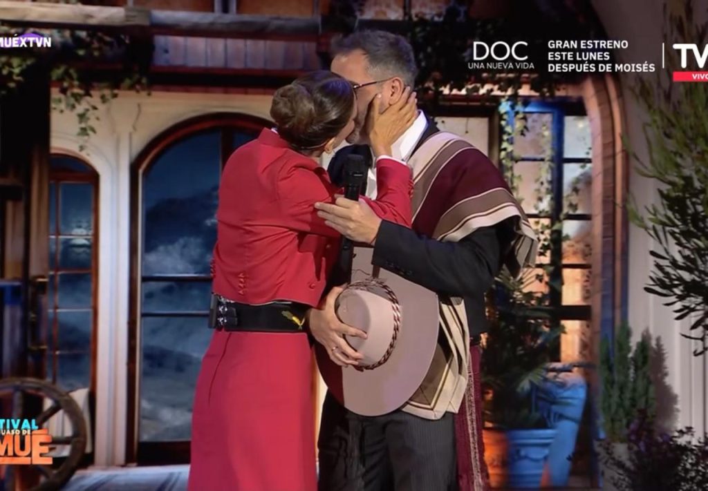 Eduardo Fuentes se emocionó tras recibir emotivo regalo de cumpleaños en el Festival de Olmué