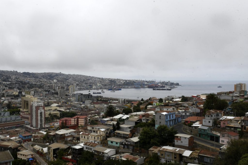 Humo y nubes opacaron los fuegos artificiales en Viña y Valparaíso: