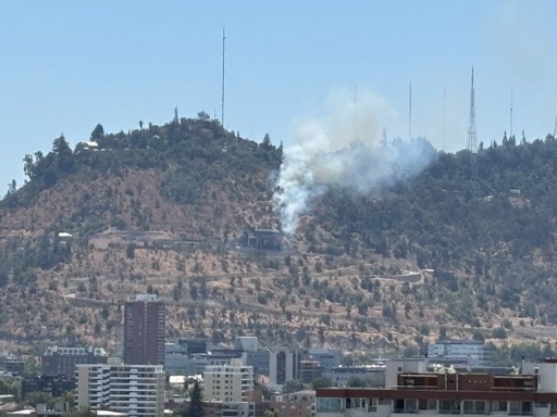 Registran voraz incendio en Cerro San Cristóbal: llamas se acercan a futura estación de teleférico
