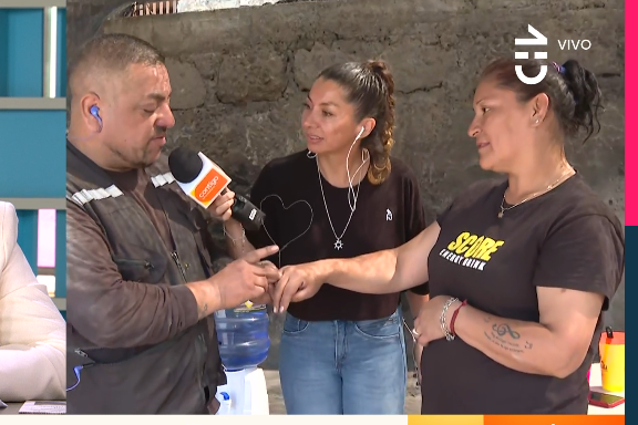 Pareja se comprometió con anillo de alambre tras perder su casa en incendio: así fue la propuesta