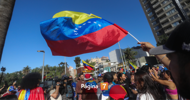 Con escobillones e hidrolavadora: residentes venezolanos lideran extensa limpieza en Santiago