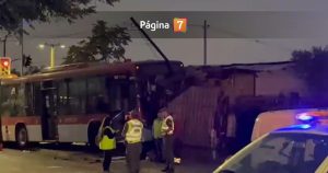 Brutal accidente en Peñalolén: ciclista murió atropellado por bus RED que terminó incrustado en casa