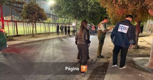 Hombre es asesinado en medio de un partido de fútbol en Cerrillos: fue apuñalado y baleado