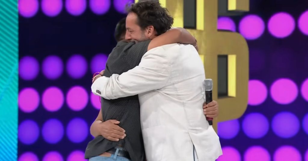 Daniel Fuenzalida emocionado con joven en Ahora caigo