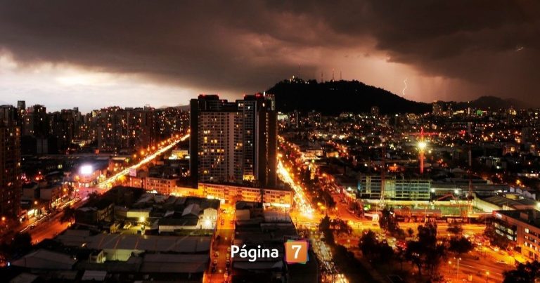 Lluvia con tormenta eléctrica causó estragos en la RM: miles de clientes sin luz y personas aisladas