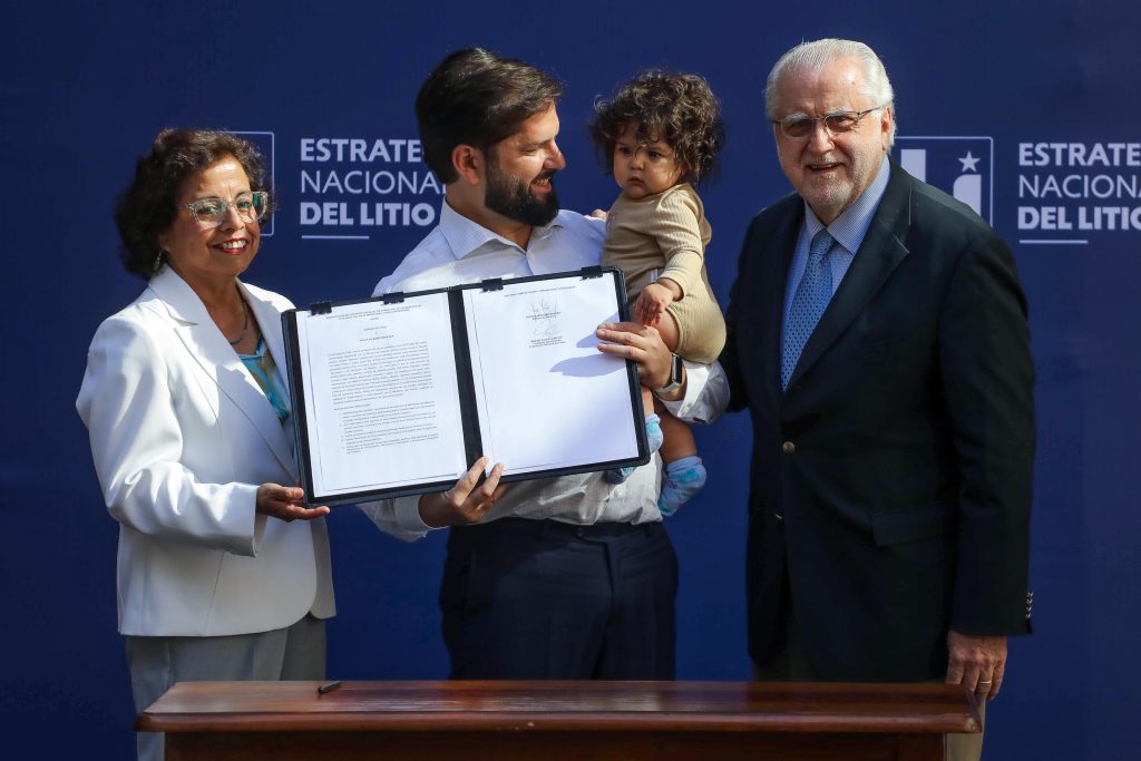 Presidente Boric llegó a La Moneda con su hija Violeta en brazos y protagonizó tierno momento