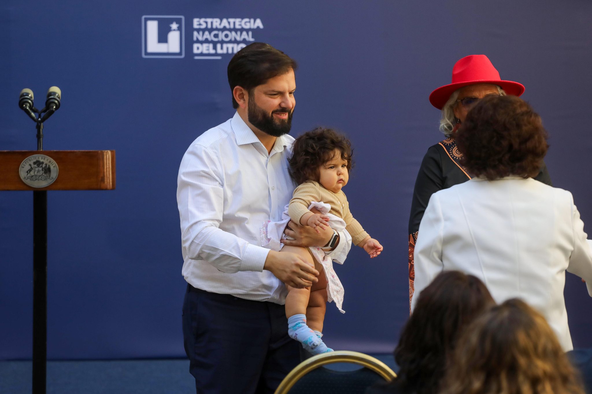 Presidente Boric llegó a La Moneda con su hija Violeta en brazos y ...