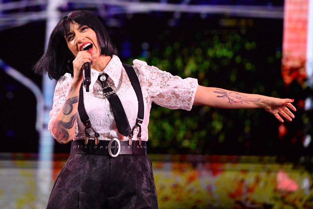 Susto en el público de Viña desató pifias en show de Piare con Pe, pero remontó con asertado chiste