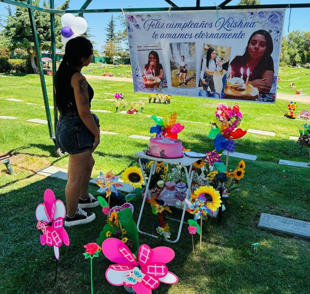 Cristal, hermana de Krishna Aguilera, visitándola en el cementerio