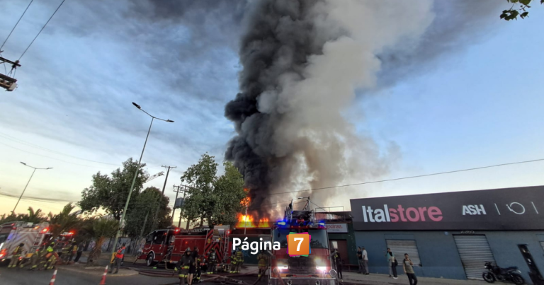 Gigantesco incendio en Independencia: evacuaron viviendas por riesgo de propagación