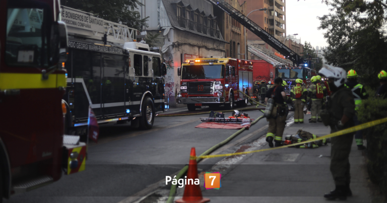 Decenas de evacuados: feroz incendio afectó a cerca de 20 hogares en cité del centro de Santiago