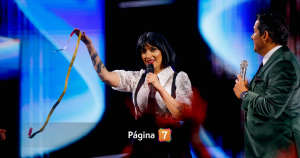 En pleno show: sujeto del público subió al escenario y descolocó a Piare con P con inesperado gesto