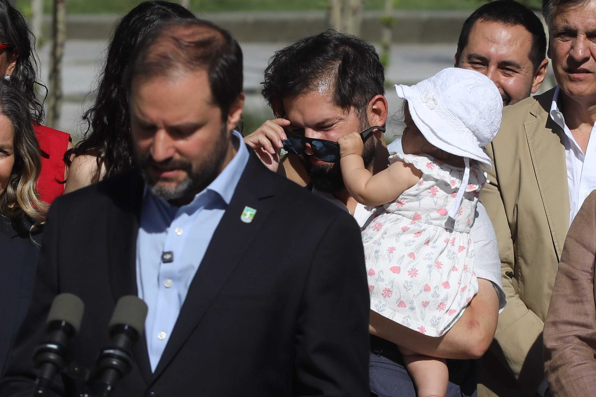 Presidente Boric inauguró Plaza Baquedano con su hija Violeta en brazos ...