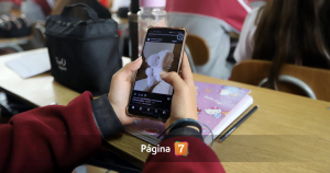 Adiós al celular en las aulas del colegio: ¿pueden revisar las mochilas para requisarlo?
