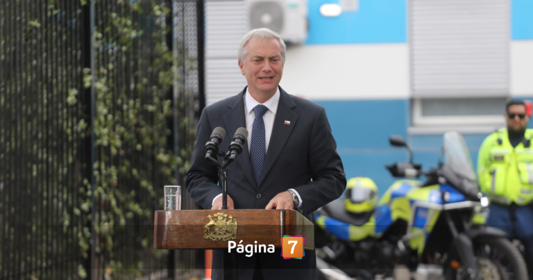 Cadem: desaprobación del presidente Kast llega al 49% tras alza en combustibles