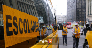 Niño con TEA fue dejado solo en furgón: logró abrir ventana para pedir ayuda