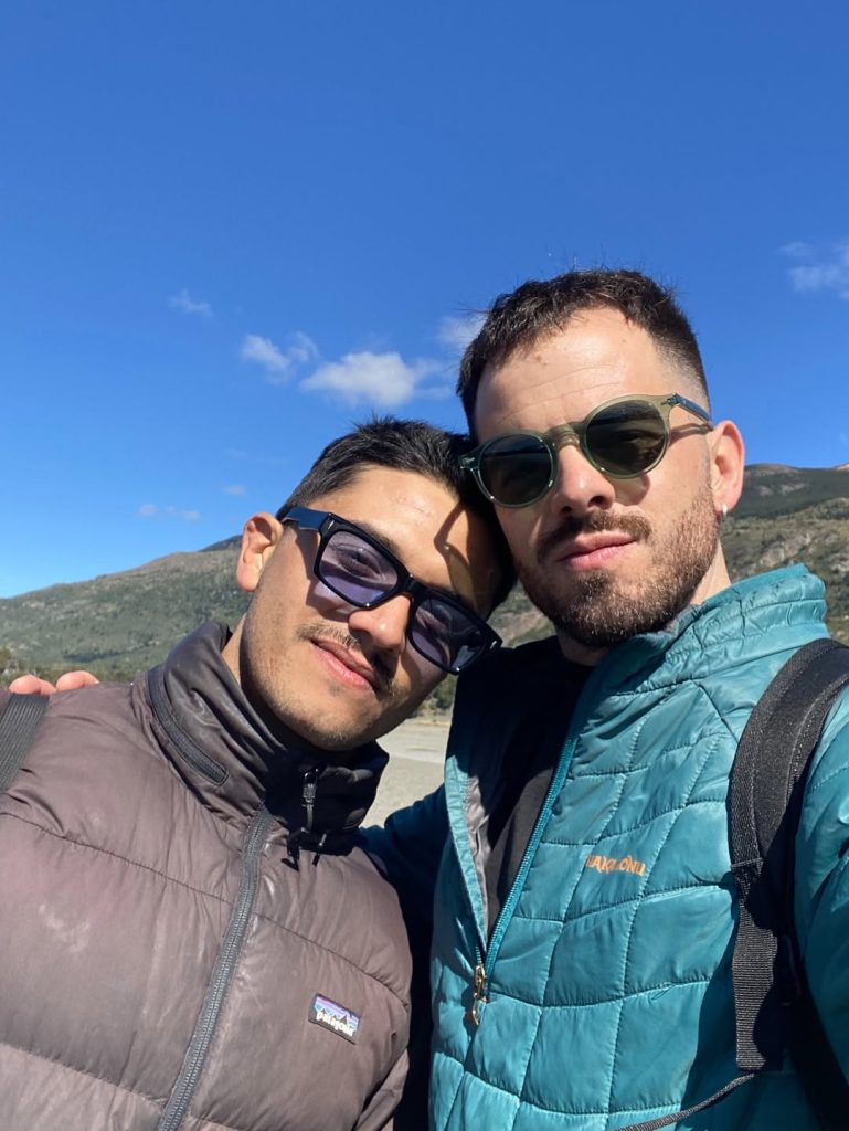 Andrew Bargsted compartió románticas fotos con su novio actor durante viaje a la Patagonia