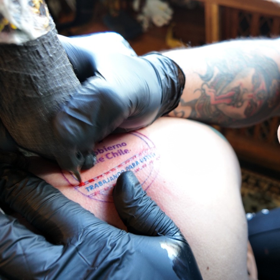 Artista chileno se tatuó polémico logo del gobierno de Kast: lanzó dura crítica al Estado
