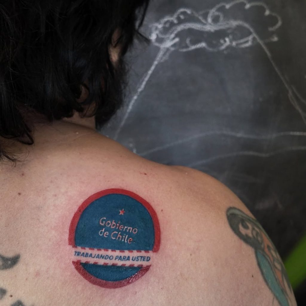 Artista chileno se tatuó polémico logo del gobierno de Kast: lanzó dura crítica al Estado