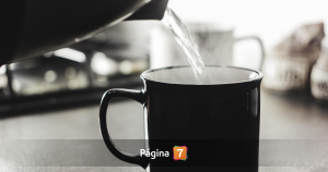 El nuevo trend viral de tomar agua caliente al despertar: ¿Realmente da beneficios?