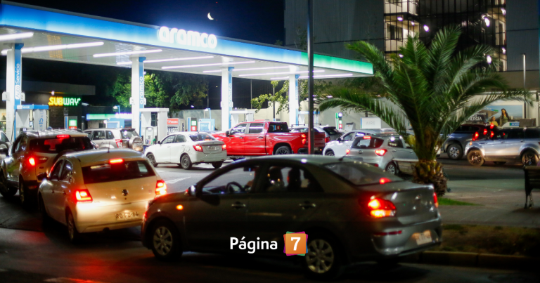 Imágenes evidencian caos total en bencineras del país tras anuncio de histórica alza en combustibles