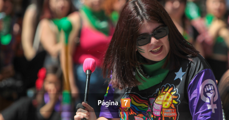 8M: ¿por qué los colores morado y verde se asocian al movimiento feminista?