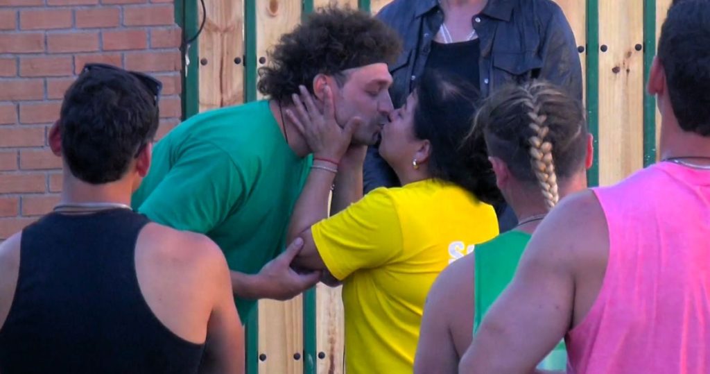 Sandra renuncia a Vecinos al límite y Joche se despide con "piquito"