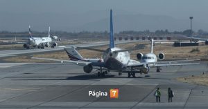 Reportan choque de dos aviones en plena pista del aeropuerto de Santiago
