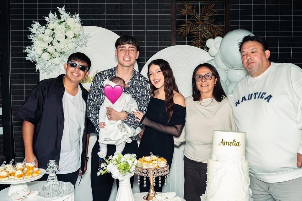 Ignacia Antonia y Ak4:20 hicieron especial ceremonia religiosa con su hija Amelia: "Mi princesa"