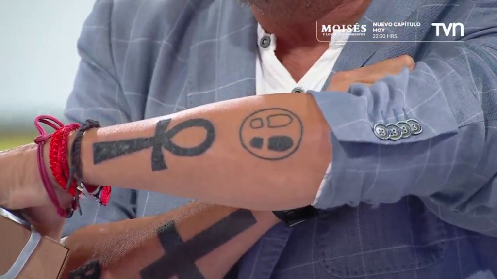 Daniel Fuenzalida sorprendió al mostrar en vivo nuevo tatuaje: tiene relación con el Ahora Caigo