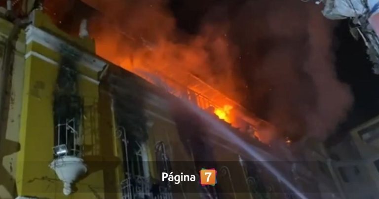 Incendio en casona de Santiago: mujer se lanzó al vacío para salvarse y cayó arriba de carabinero