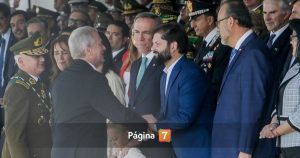 Así fue el llamativo reencuentro entre Kast y Boric en ceremonia de aniversario de Carabineros