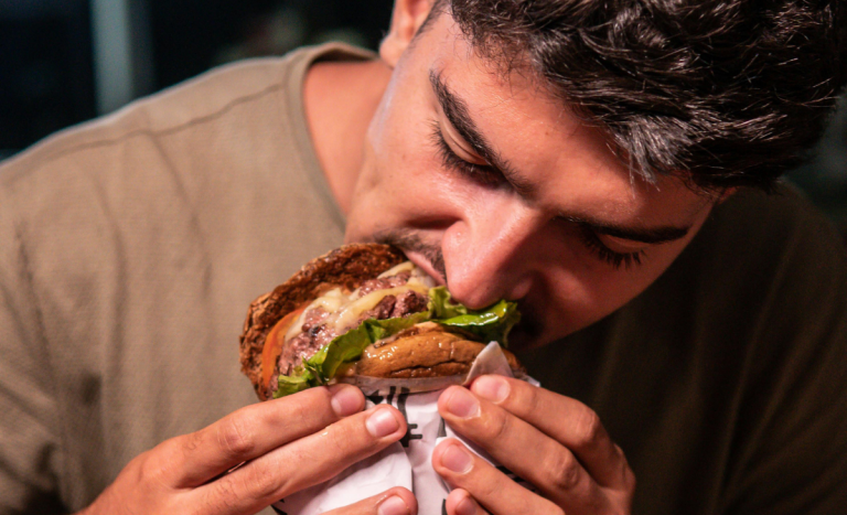 Comer tarde en la noche podría aumentar el riesgo de cáncer colorrectal, según estudios científicos