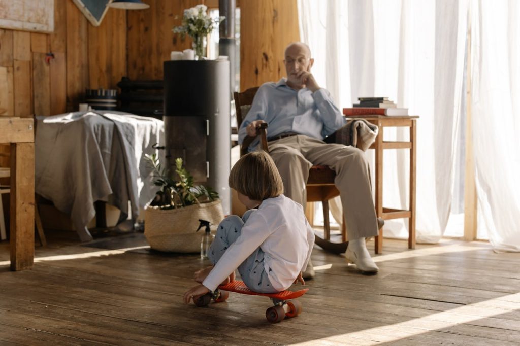 Abuelo cuidando a su nieto