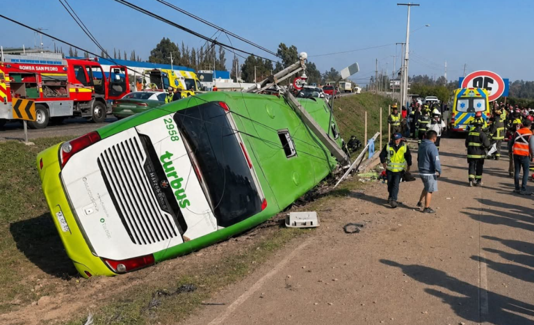 Bus se trasladaba a Valdivia: lo que se sabe del accidente que dejó 2 muertos y más de 20 heridos