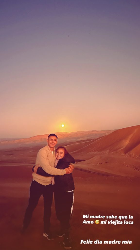 Alexis Sánchez mostró inéditas fotos junto a su pareja e hija en el Día de la Madre