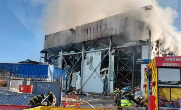 Autoridades evacuaron más de 100 familias tras incendio en planta frigorífica de Buin