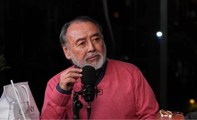 Don Carter se emocionó con reciente hallazgo que hizo mientras ordenaba cosas de su fallecida esposa