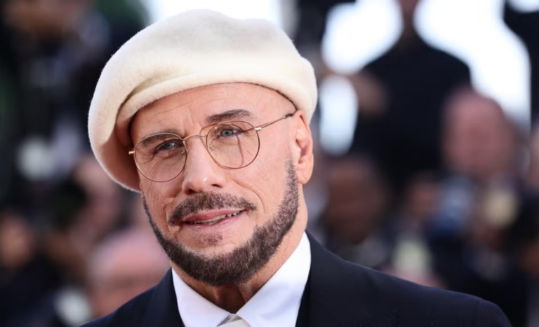 John Travolta impactó con su look en Cannes: recibió importante reconocimiento a sus 72 años