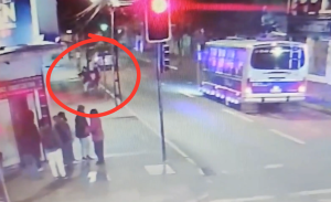 Video muestra momento exacto en que micrero apuñala a estudiante en Concepción