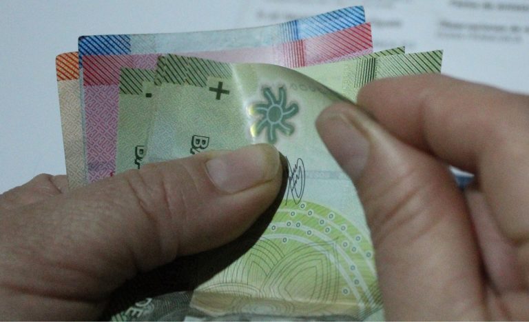 Presentan reforma para devolver IVA de medicamentos y productos esenciales: ¿a quiénes beneficiaría?